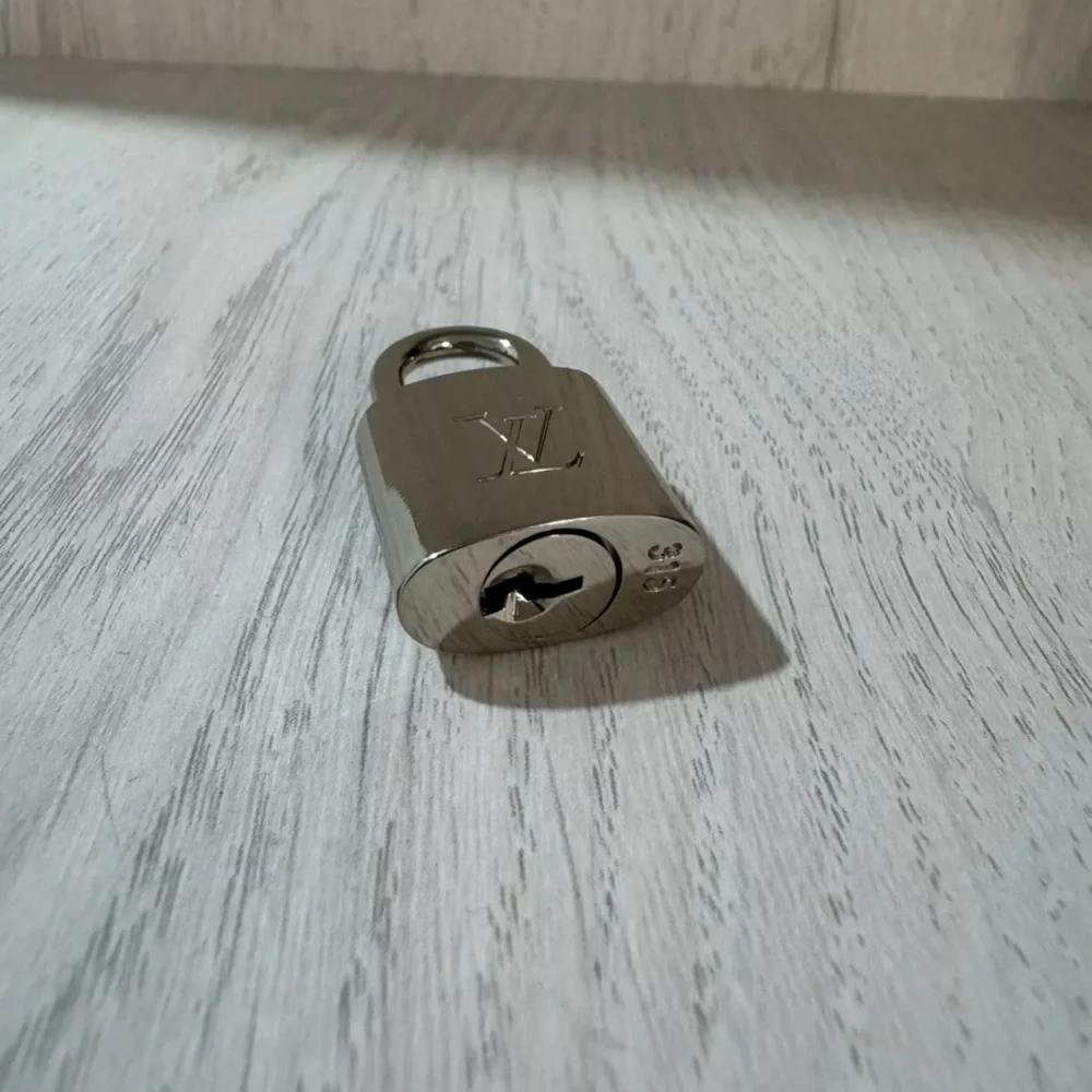 Louis Vuitton silver lock #315 - Picture 3 of 4